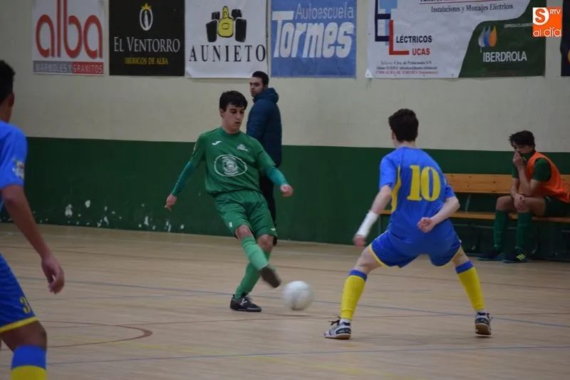 Manu realiza un pase en un partido con la Madrileña Albense