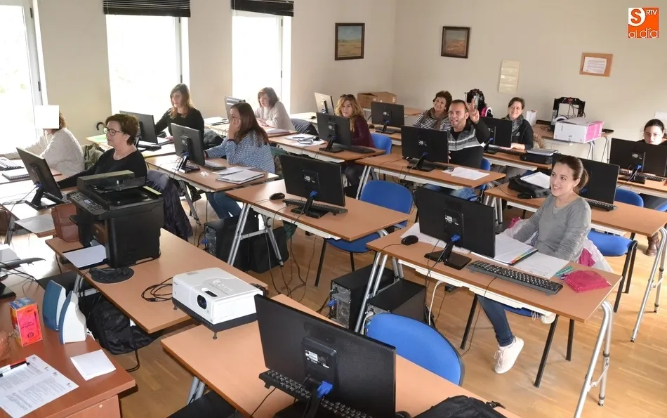 Una quincena de personas inicia un curso sobre actividades administrativas con clientes  