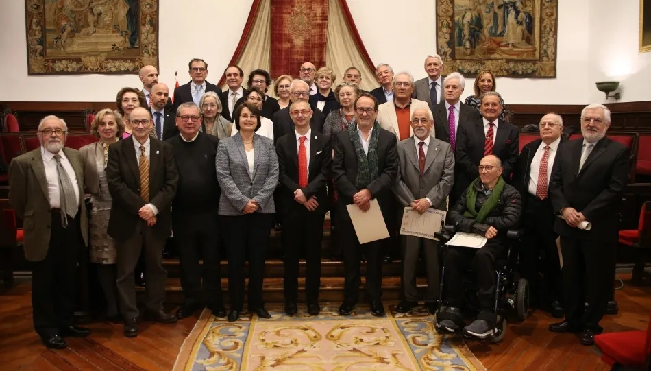 El rector junto a los docentes e investigadores homenajeados