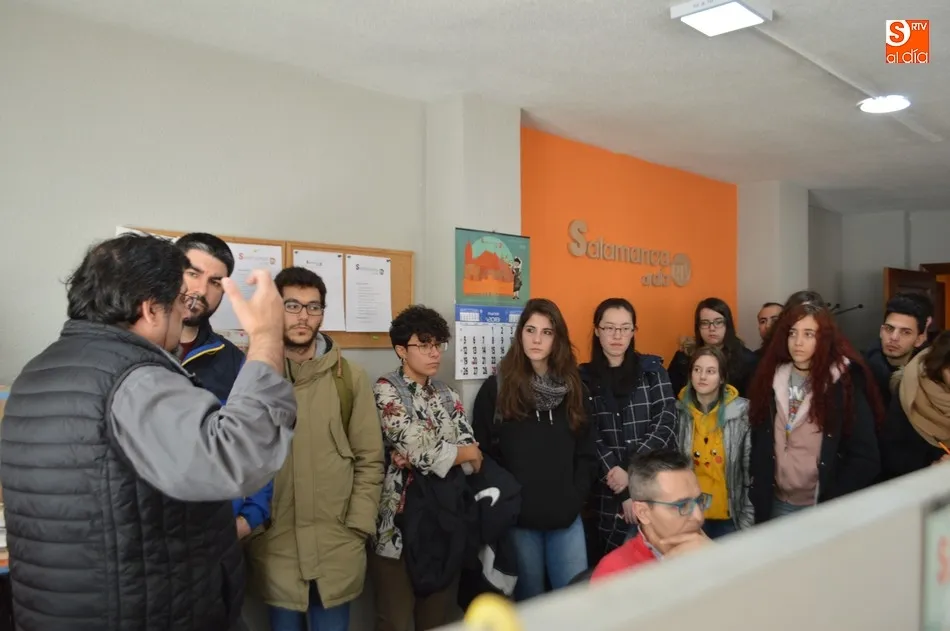 Foto 8 - Alumnos de Comunicaci&oacute;n de la USAL conocen el trabajo period&iacute;stico en SALAMANCArtv AL D&Iacute;A  