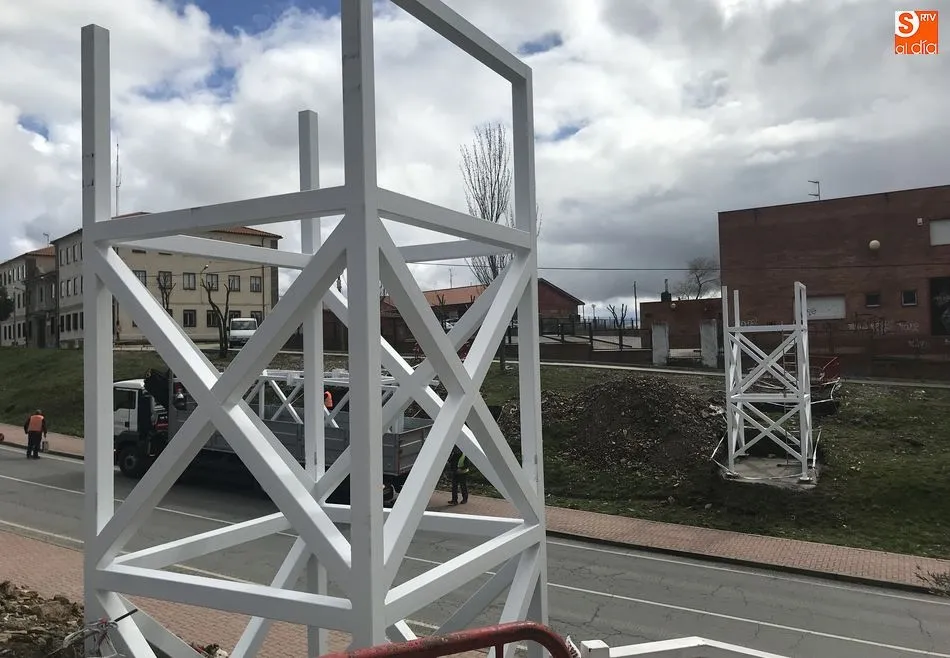 Los pilares de la nueva pasarela se han colocado durante el día de hoy