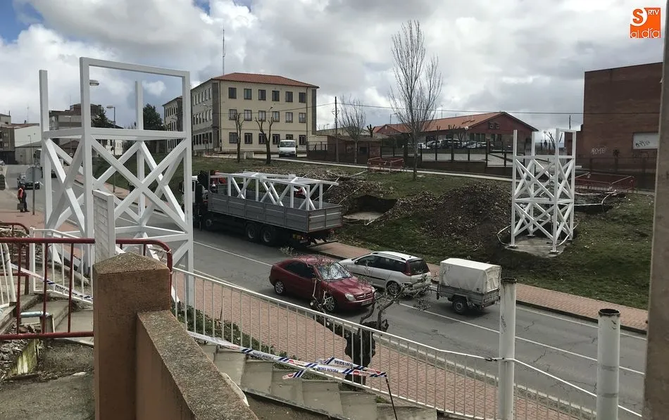 Foto 4 - Comienza la colocaci&oacute;n de los seis pilares de la nueva pasarela