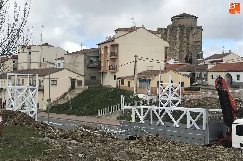 Foto 2 - Comienza la colocaci&oacute;n de los seis pilares de la nueva pasarela