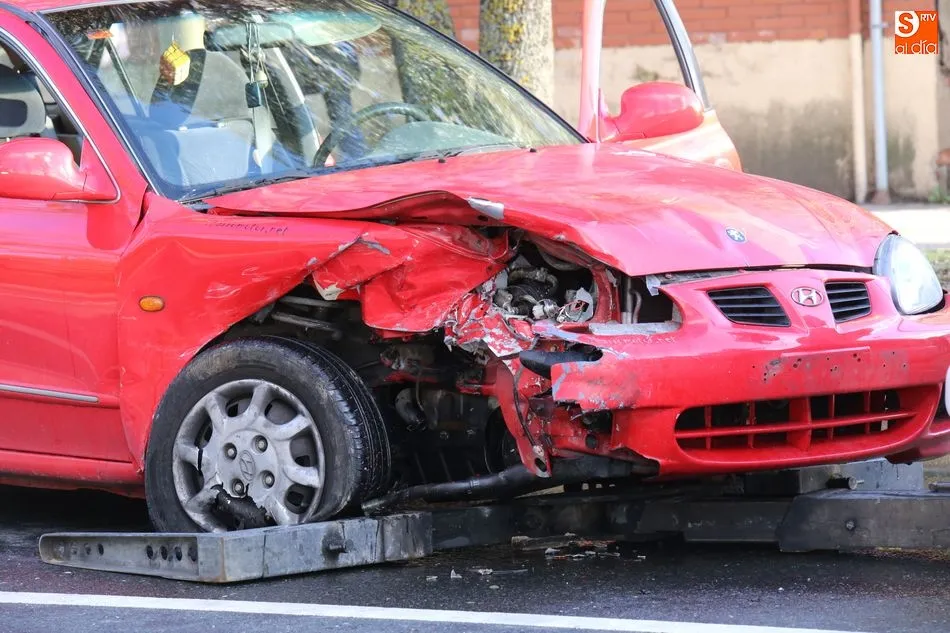 Foto 7 - Espectacular accidente entre dos veh&iacute;culos junto a las piscinas de Tejares