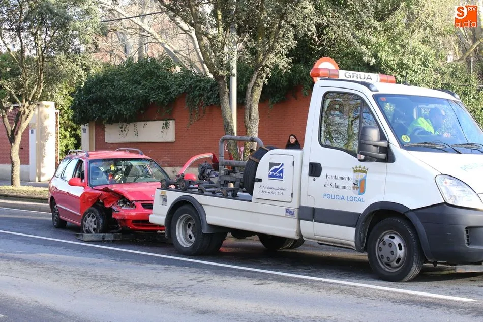 Foto 5 - Espectacular accidente entre dos veh&iacute;culos junto a las piscinas de Tejares