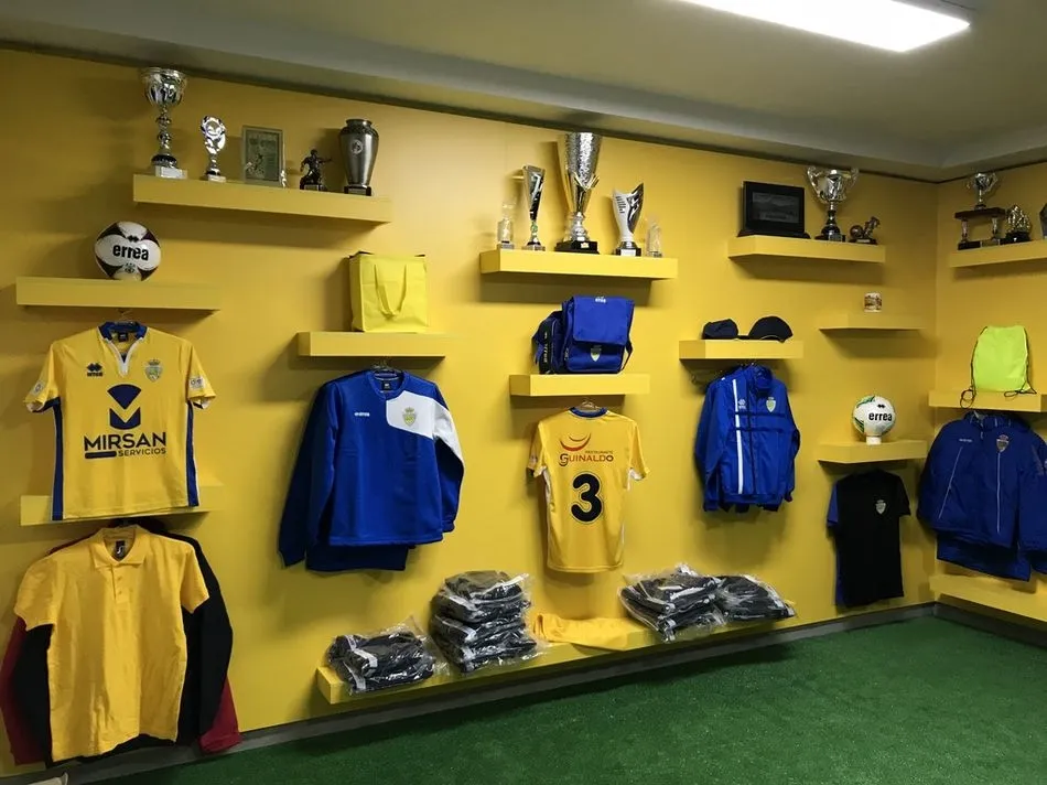 Foto 3 - El RS Monterrey tambi&eacute;n se apunta al &lsquo;merchandising&rsquo; e inaugura su tienda oficial