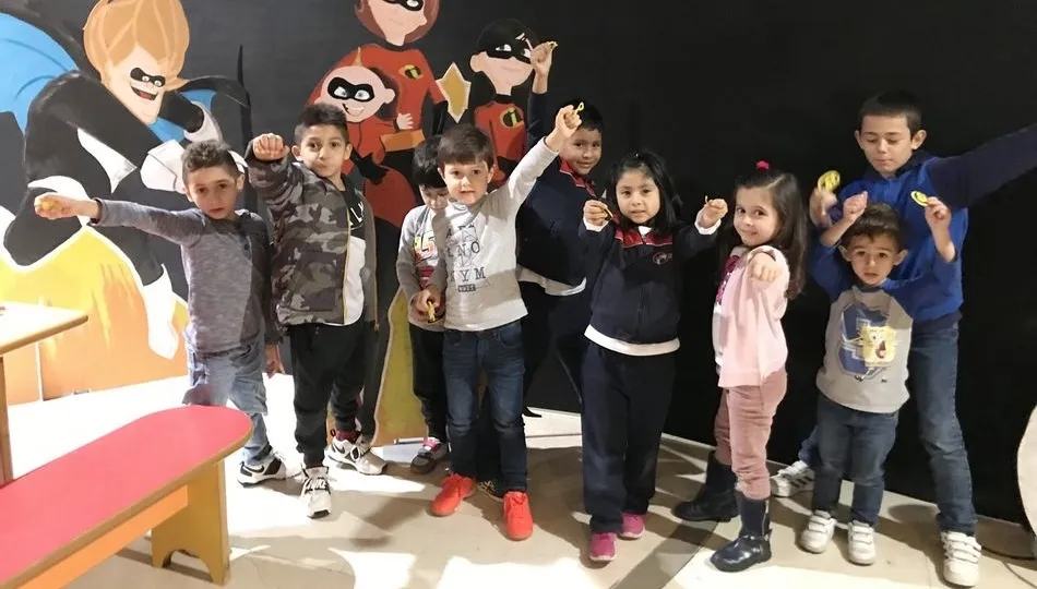 Varios niños, durante las actividades.