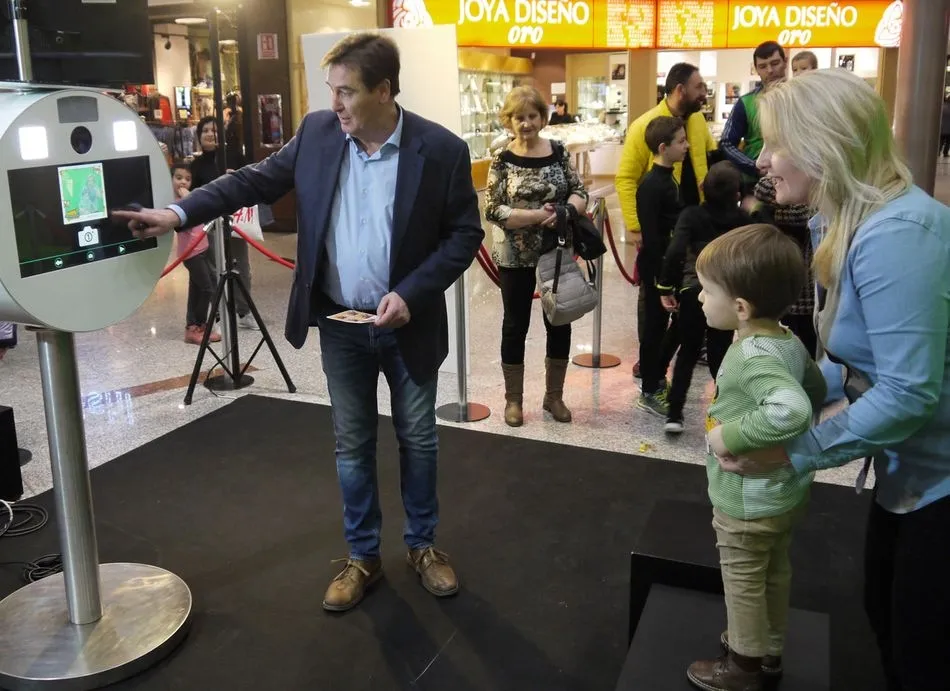 Foto 9 - Un fotomat&oacute;n Smileyou abre en El Tormes la celebraci&oacute;n del D&iacute;a del Padre