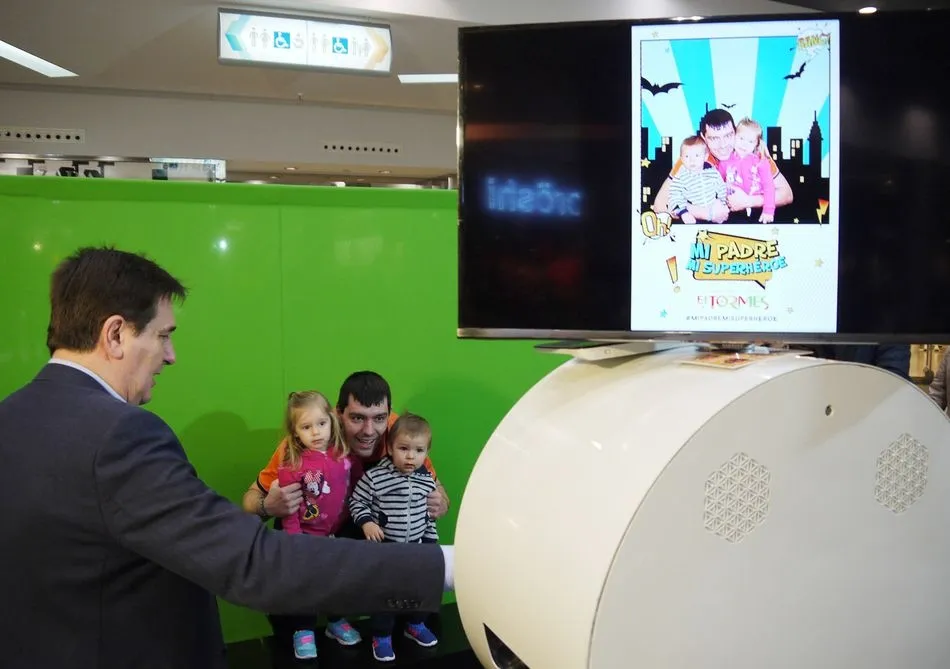 Foto 4 - Un fotomat&oacute;n Smileyou abre en El Tormes la celebraci&oacute;n del D&iacute;a del Padre