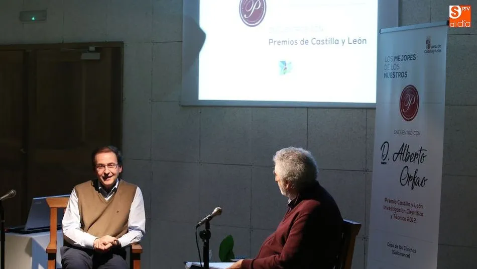Orfao conversa con el presentador del acto. Fotos: Alberto Martín