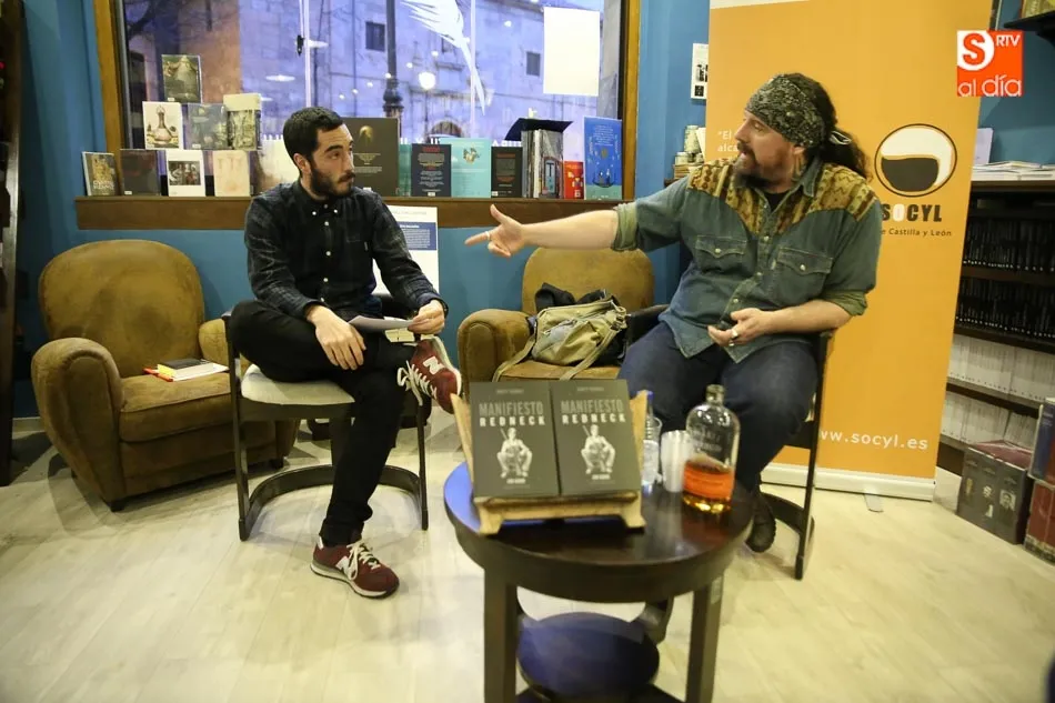 Foto 6 - Encuentro literario en Letras Corsarias con Javier Lucini como invitado