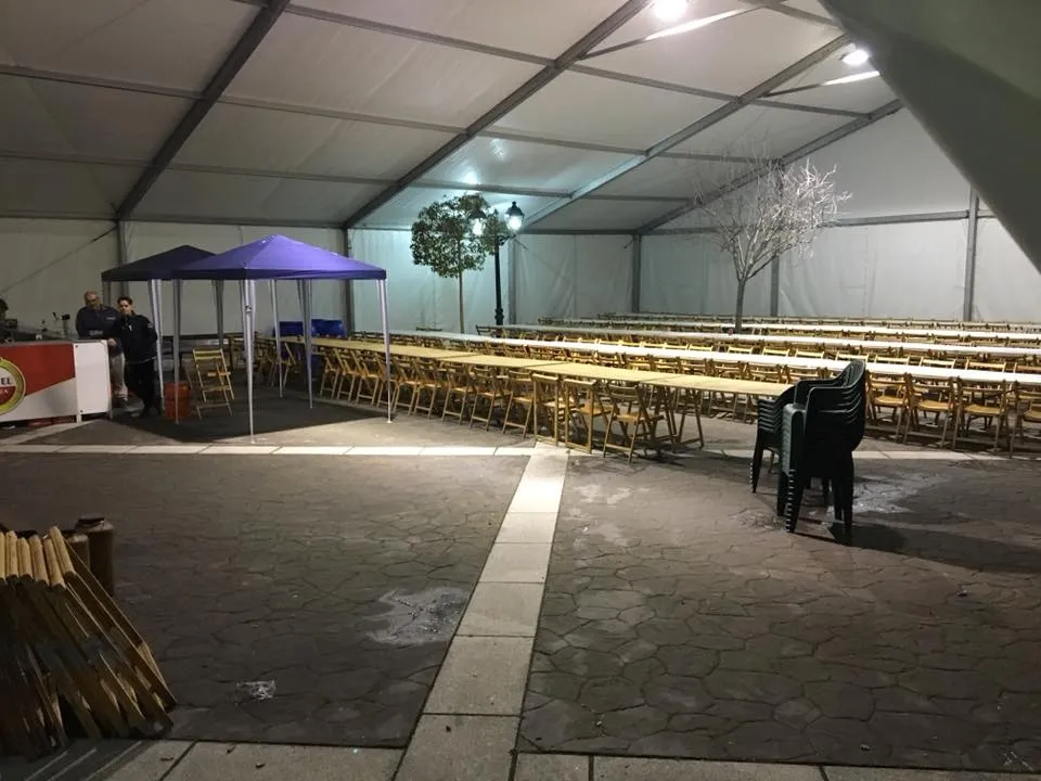 La organización ha instalado una gran carpa para celebrar la fiesta sin estar pendiente del tiempo
