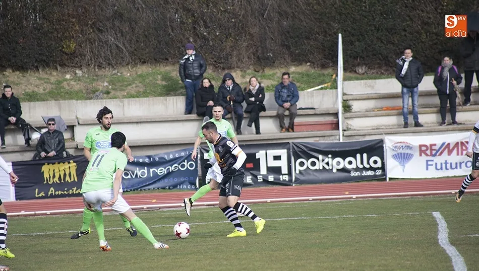 Cristo trata de superar a un rival en el partido ante el Almazán. Foto: Alejandro López