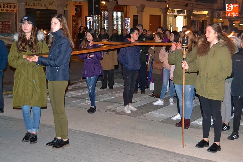 Foto 2 - Los grupos parroquiales protagonizan el &uacute;ltimo V&iacute;a Crucis de la Hermandad de Cofrad&iacute;as