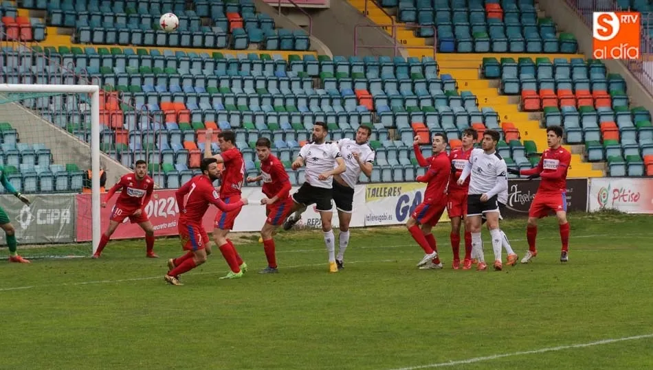 Murci y Tejedor se disponen a rematar un centro de cabeza. Fotos: Alberto Martín