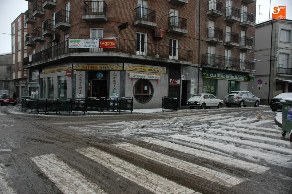 Foto 8 - La nieve complica el tr&aacute;fico en las autov&iacute;as y carreteras salmantinas