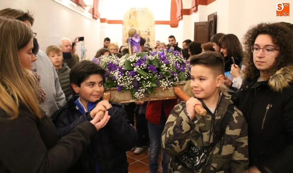 Los niños y niñas albenses portaron la imagen del Niño Jesús del Amor