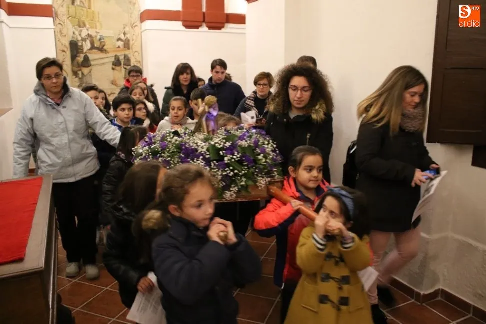 Foto 8 - Excelente acogida del primer V&iacute;a Crucis infantil organizado por los Carmelitas Descalzos