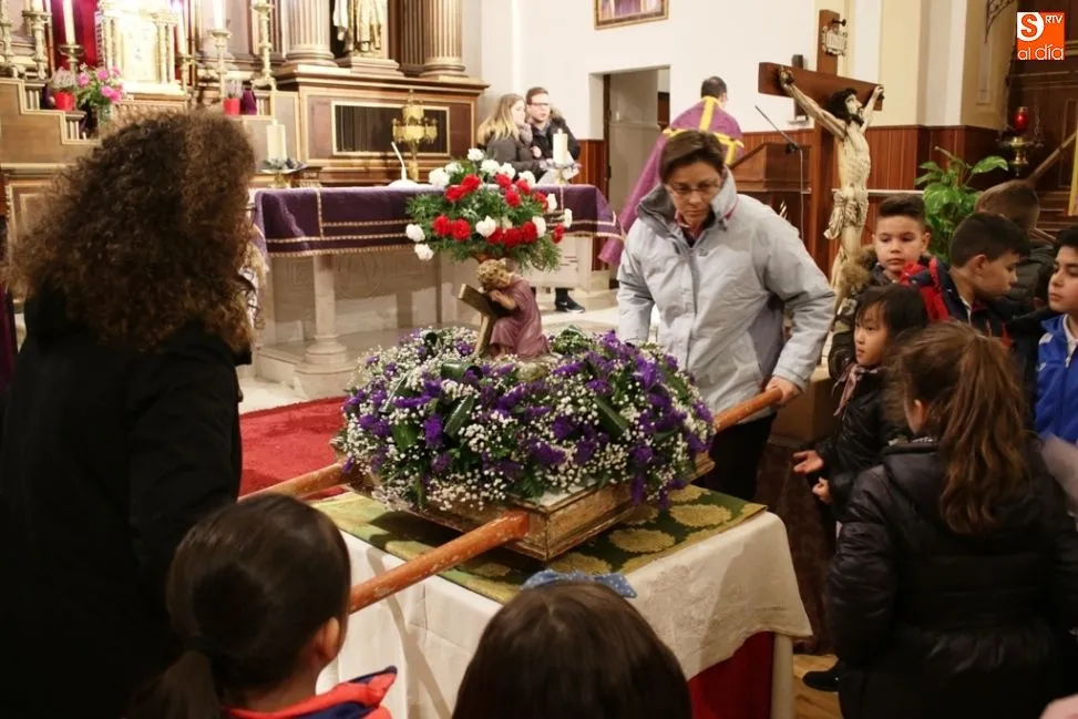 Foto 6 - Excelente acogida del primer V&iacute;a Crucis infantil organizado por los Carmelitas Descalzos