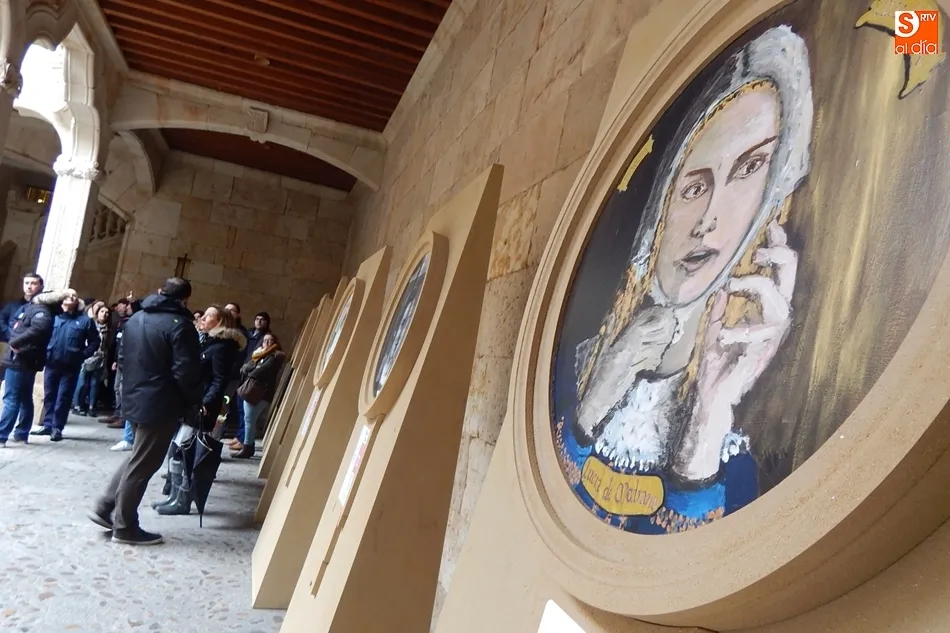 En primer término, medallón de Lucía de Medrano en la exposición Rostros del Olvido, en la Casa de las Conchas