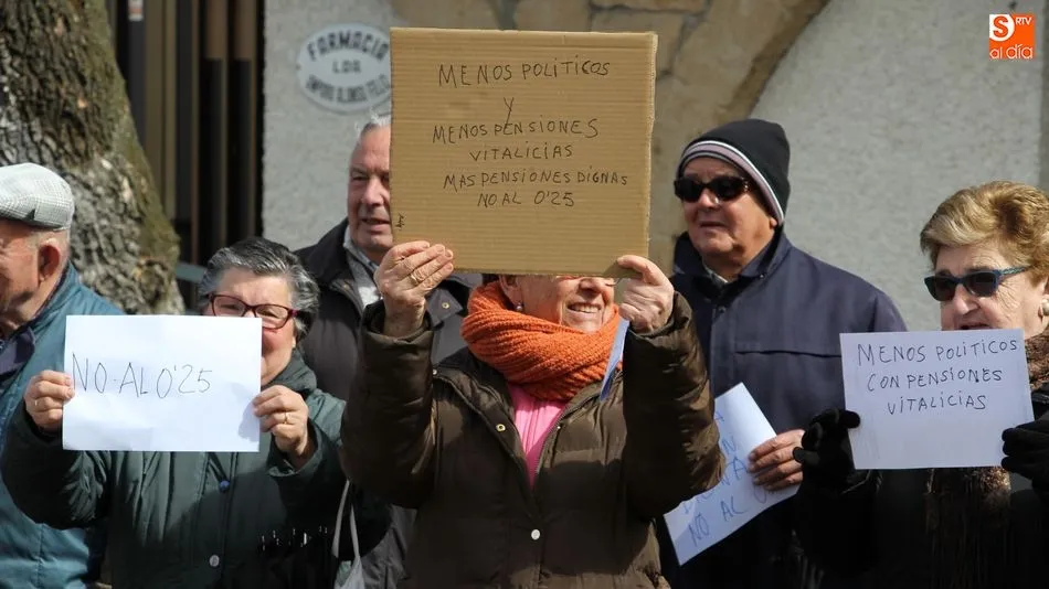Los vecinos de Villarino piden unas pensiones dignas y dicen no a las vitalicias de los políticos / MARIBEL SÁNCHEZ
