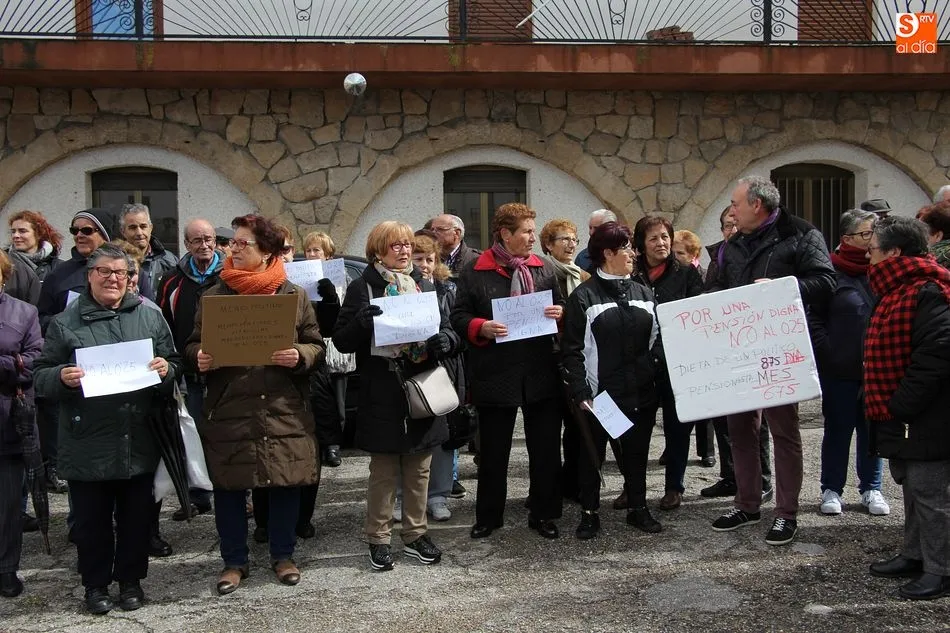 Foto 10 - Los pensionistas de Villarino salen a la calle contra la subida del 0.25  
