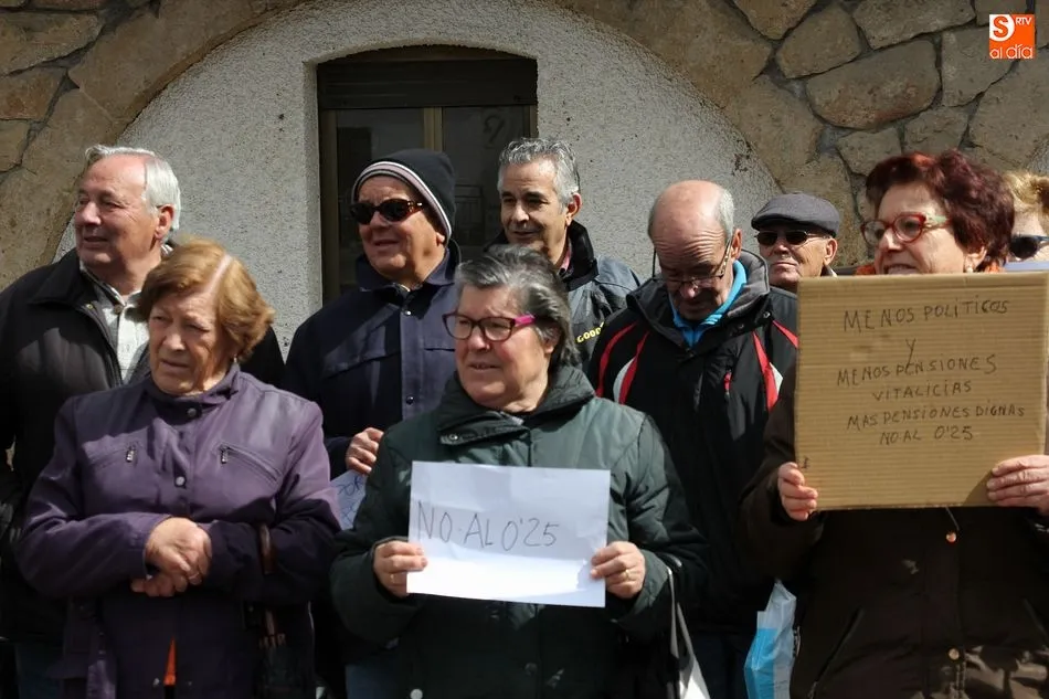 Foto 9 - Los pensionistas de Villarino salen a la calle contra la subida del 0.25  