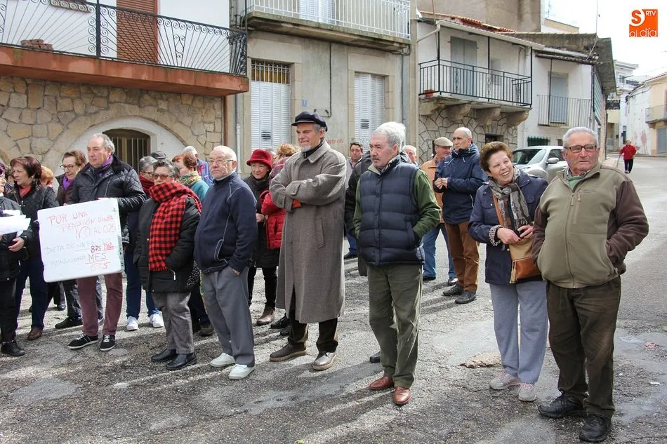 Foto 8 - Los pensionistas de Villarino salen a la calle contra la subida del 0.25  
