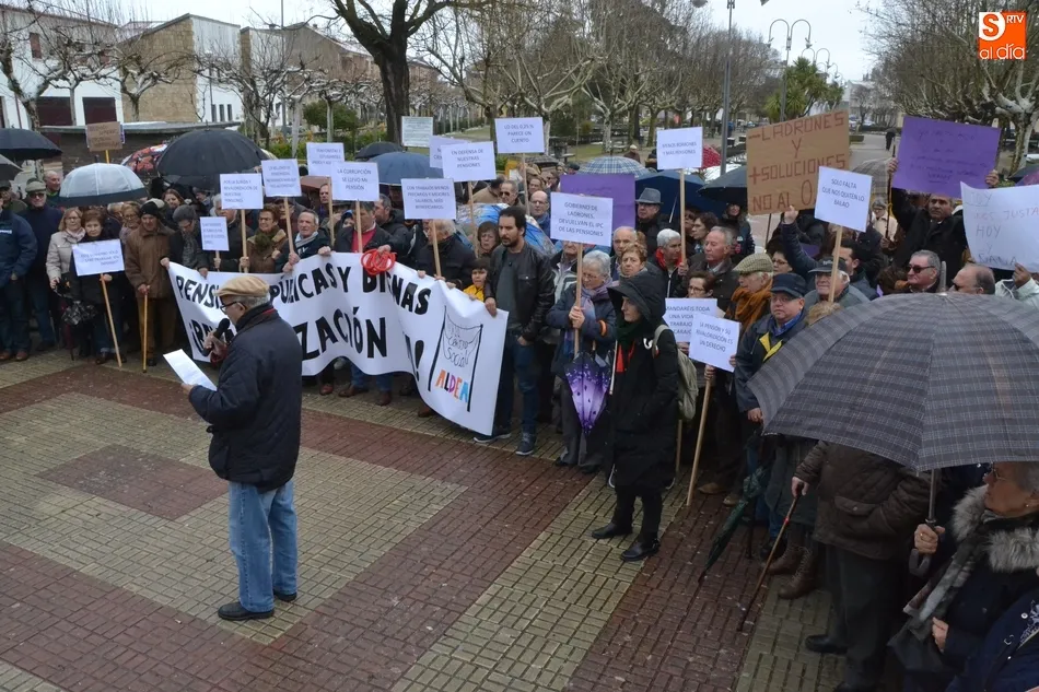 Unas 400 personas salen a la calle pese al mal tiempo para reivindicar pensiones dignas  