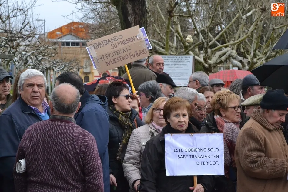 Foto 11 - Unas 400 personas salen a la calle pese al mal tiempo para reivindicar pensiones dignas  
