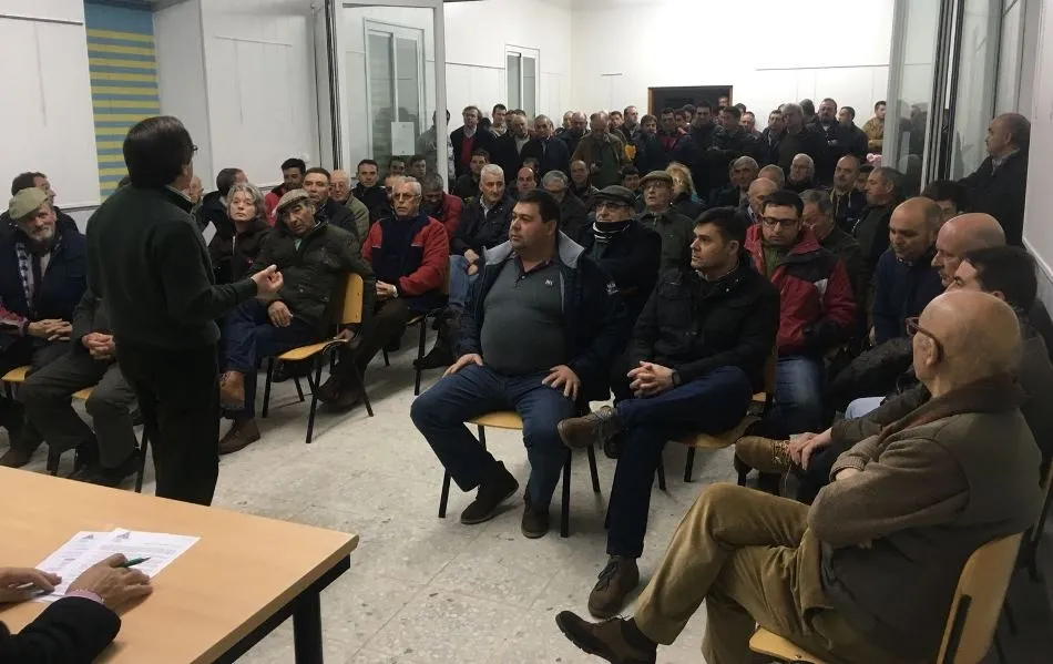 Colección de críticas en la concurrida sesión sobre la poda de árboles organizada por la ’19...