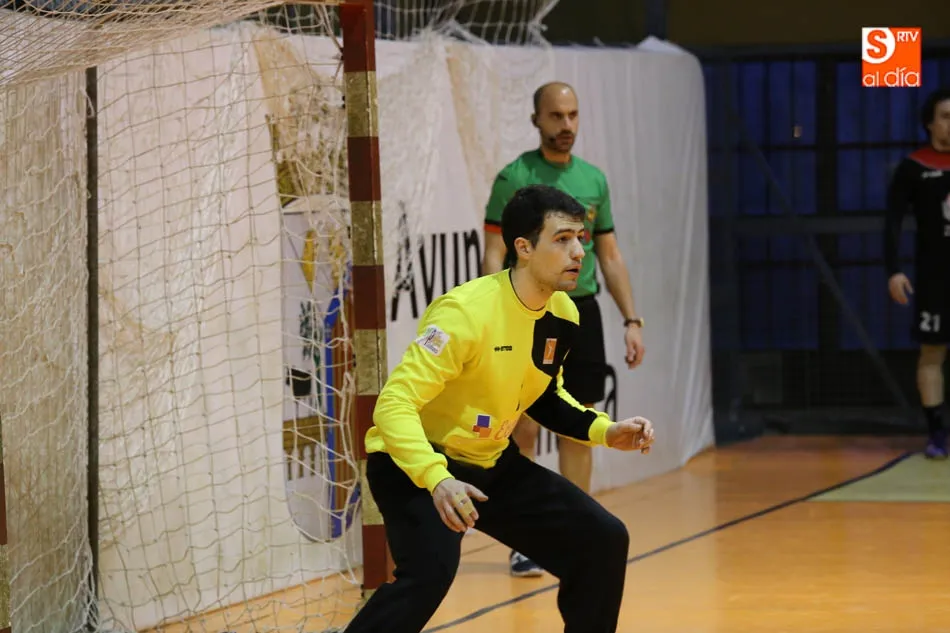 Foto 11 - Un gol de Barba permite al Ecubus Ciudad de Salamanca empatar ante el l&iacute;der, Santo&ntilde;a
