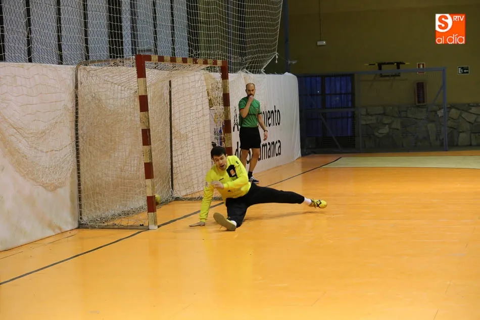 Foto 10 - Un gol de Barba permite al Ecubus Ciudad de Salamanca empatar ante el l&iacute;der, Santo&ntilde;a