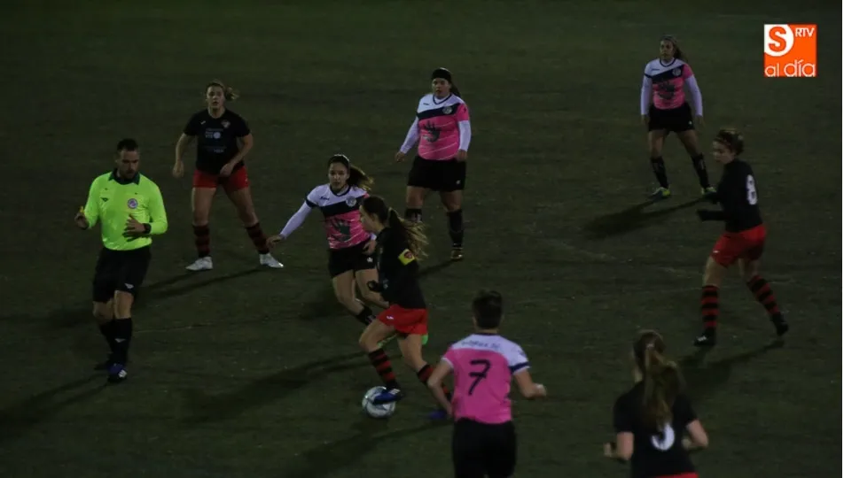 Un lance del encuentro disputado entre el Capuchinos y el Salamanca FF B. Fotos: Alberto Martín