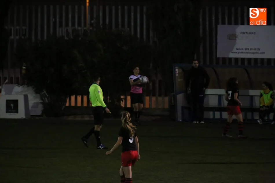 Foto 9 - El Capuchinos ara&ntilde;a un punto al filial del Salamanca B en el derbi