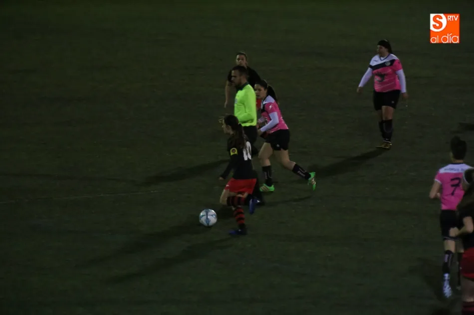 Foto 4 - El Capuchinos ara&ntilde;a un punto al filial del Salamanca B en el derbi