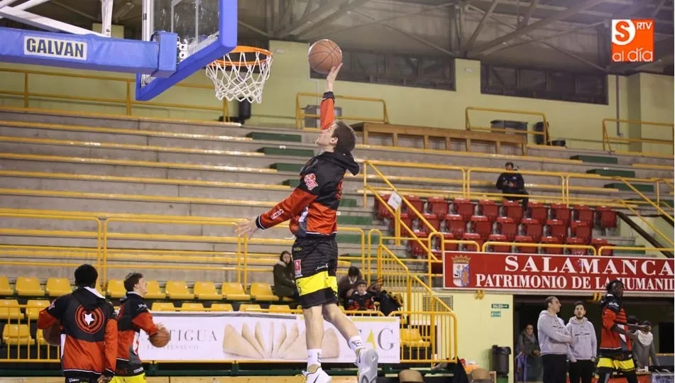 Una acción del partido entre el Quesería La Antigua y el Sany Clima. Fotos: Alberto Martín