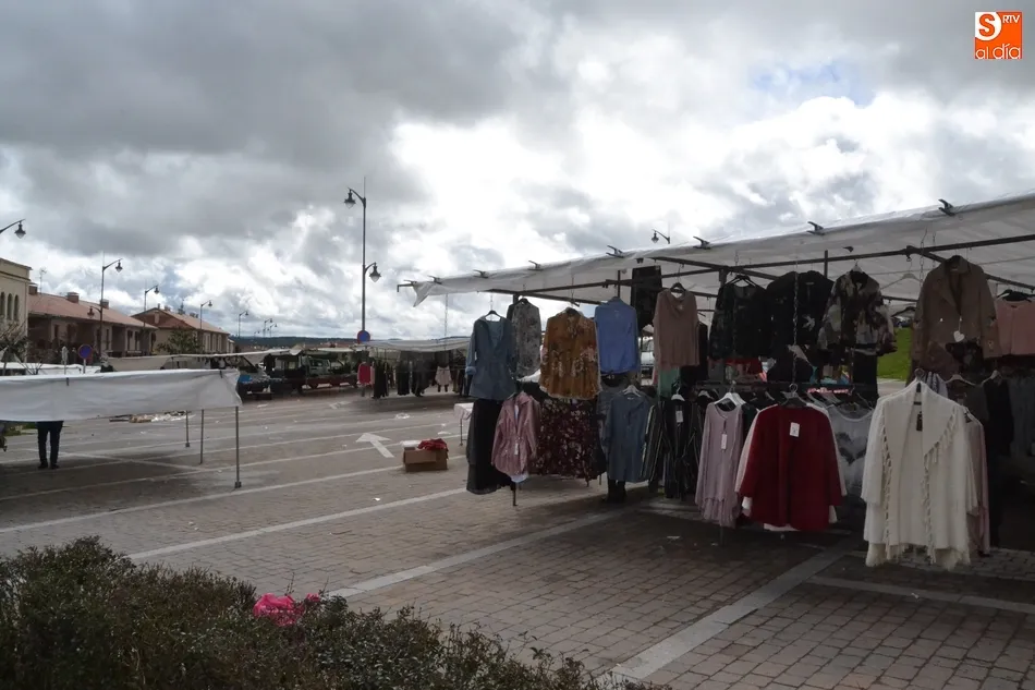 Foto 4 - La nieve se une a los obst&aacute;culos que viene sufriendo el mercadillo sabatino  