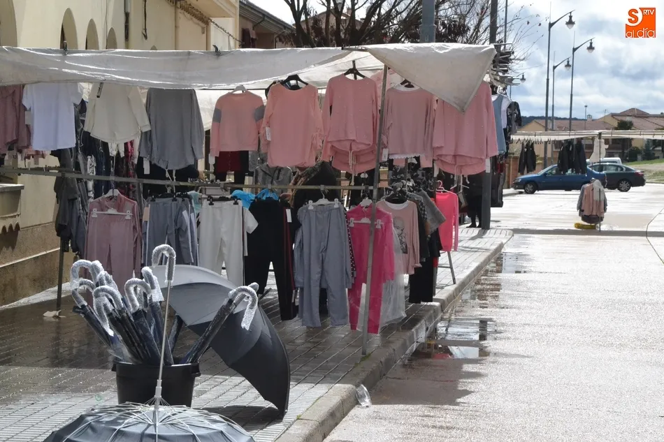 Foto 5 - La nieve se une a los obst&aacute;culos que viene sufriendo el mercadillo sabatino  