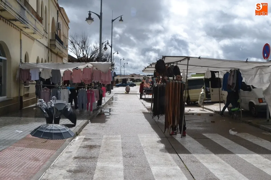 La nieve se une a los obstáculos que viene sufriendo el mercadillo sabatino  