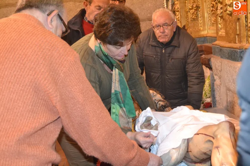 Foto 8 - Fervor y largas colas para vivir el tradicional cambio de ropas del Santo Cristo de la Cama