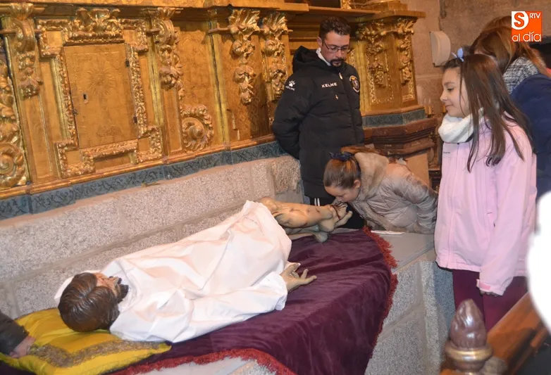 Foto 7 - Fervor y largas colas para vivir el tradicional cambio de ropas del Santo Cristo de la Cama