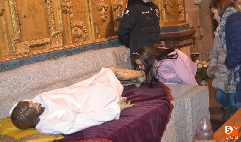 Foto 6 - Fervor y largas colas para vivir el tradicional cambio de ropas del Santo Cristo de la Cama