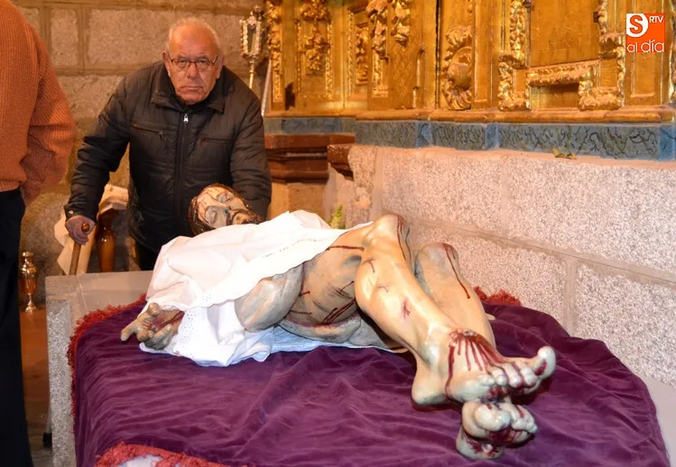 Foto 5 - Fervor y largas colas para vivir el tradicional cambio de ropas del Santo Cristo de la Cama