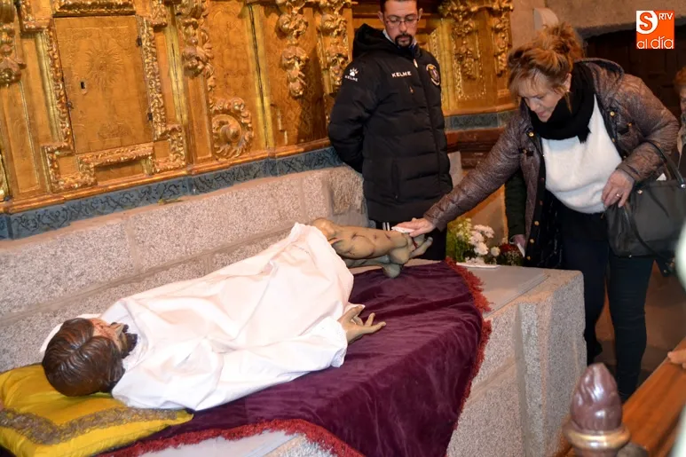 Foto 4 - Fervor y largas colas para vivir el tradicional cambio de ropas del Santo Cristo de la Cama