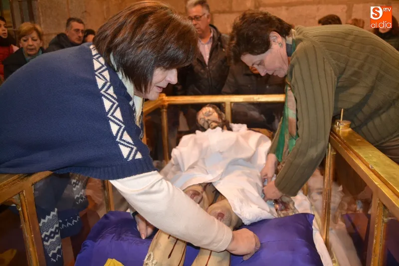 Foto 3 - Fervor y largas colas para vivir el tradicional cambio de ropas del Santo Cristo de la Cama