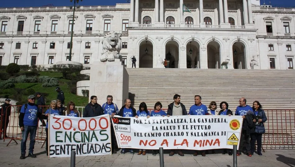 Integrantes de la plataforma Stop Uranio en su visita a la Asamblea portuguesa