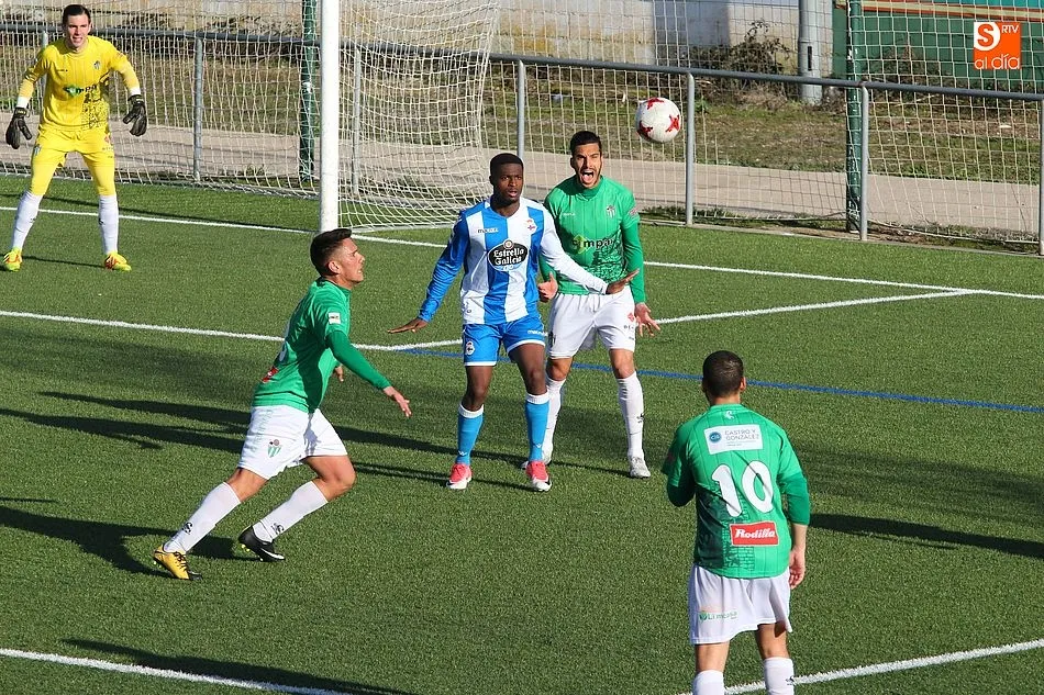 Foto 10 - El CD Guijuelo se atraganta ante el Deportivo Fabril y pierde por la m&iacute;nima (0-1)