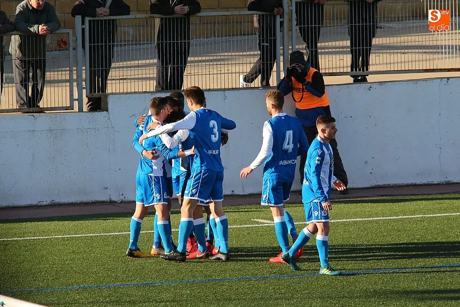 Foto 9 - El CD Guijuelo se atraganta ante el Deportivo Fabril y pierde por la m&iacute;nima (0-1)