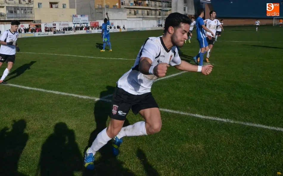 Javi Moríñigo celebrando el primer gol del Ciudad Rodrigo